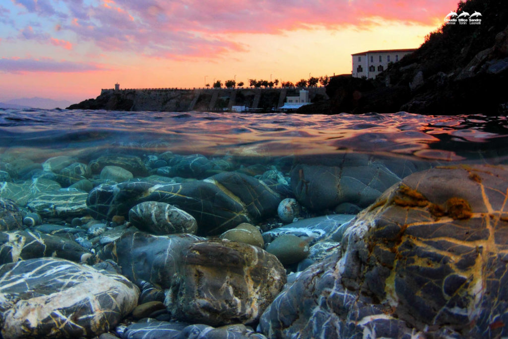 Foto artistica di Piazza Bovio a Piombino - foto scattata a pelo d'acqua