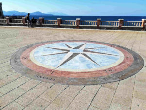 foto di piazza bovio a Piombino - rose dei venti