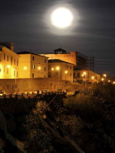 castello di piombino di notte