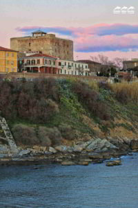 castello di piombino al tramonto