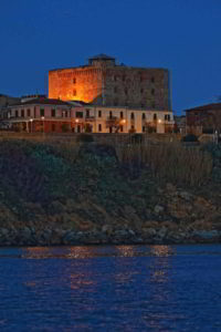 castello di piombino di notte dal mare