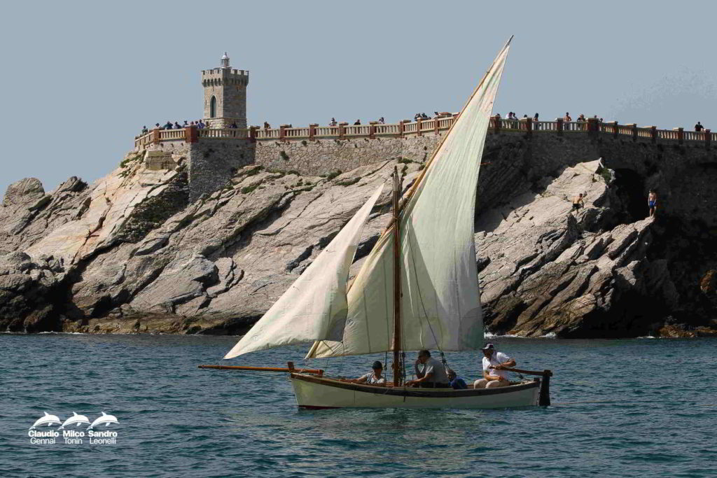 foto di gozzo a vela latina