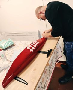 autore al lavoro su mezzo scafo